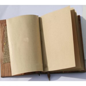 Quaderno realizzato con copertina in legno, carta riciclata, matita a sfera coordinata.