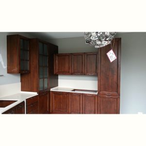 Cucina classica con dispensa ad angolo - immagine 9