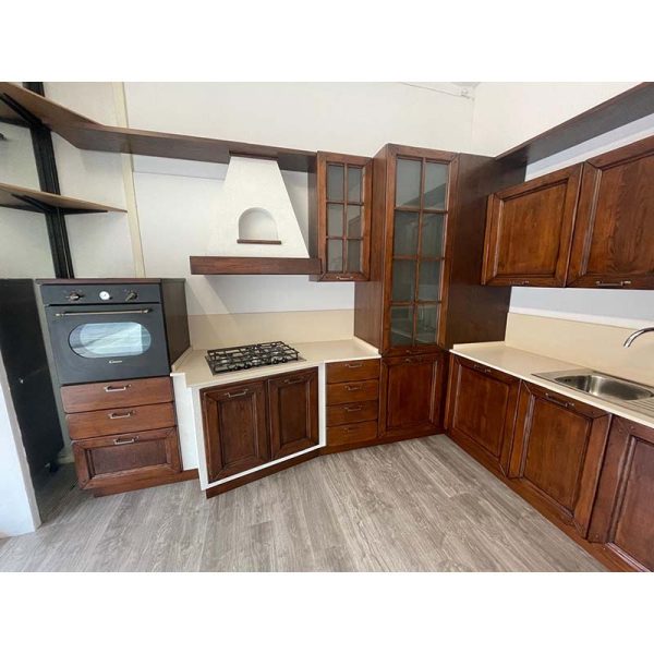 cucina classica con dispensa ad angolo