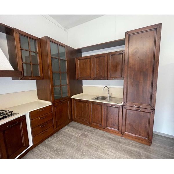 cucina classica con dispensa ad angolo
