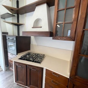cucina classica con dispensa ad angolo