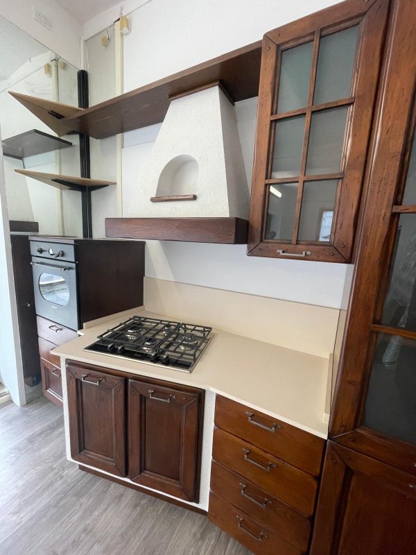 cucina classica con dispensa ad angolo